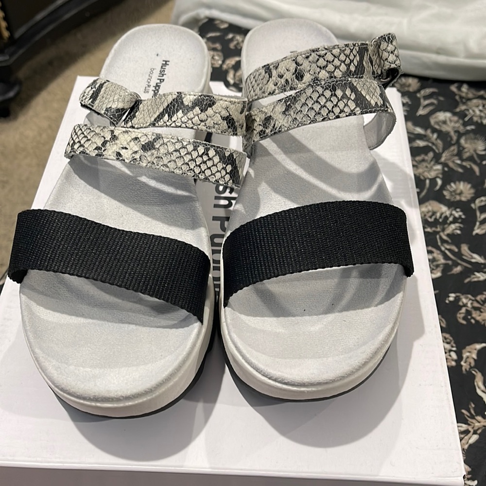 Like new Hush Puppies sandals